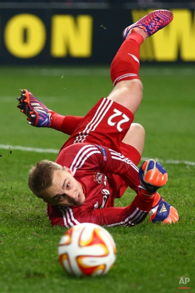 Ajax's goalkeeper Jasper Cillessen saves during a Europa League, round of 16 second leg soccer match between Ajax and Dnipro Dnipropetrovsk at ArenA stadium in Amsterdam, Netherlands, Thursday, March 19, 2015. (AP Photo/Peter Dejong)
