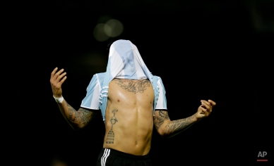 Argentina's Marcos Rojo reacts after missing a shot on gaol against Bolivia during a 2018 World Cup qualifying soccer match in Cordoba, Argentina, Tuesday, March 29, 2016. (AP Photo/Natacha Pisarenko)